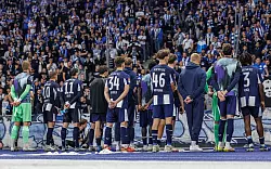 Die Hertha-Profis holten sich eine Standpauke von den Fans in der Ostkurve ab - © Andreas Gora/dpa