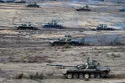 Fahrende Panzer während der Militärübungen «Union Courage-2022» zwischen Russland und Belarus auf einem Feld des Truppenübungsplatzes Obuz-Lesnovski. - © Alexander Zemlianichenko Jr/AP/dpa