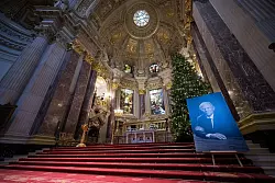 Ein Bild von Wolfgang Sch&auml;uble vor dem Gedenkgottesdienst anl&auml;sslich des Trauerstaatsaktes f&uuml;r ihn im Berliner Dom. - &copy; Sebastian Gollnow/dpa