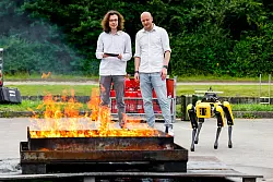 Informatiker S&ouml;ren Pirk (rechts) leitet das Forschungsprojekt &laquo;Wildfire Twins&raquo; an der Kieler Christian-Albrechts-Universit&auml;t. - &copy; Frank Molter/dpa