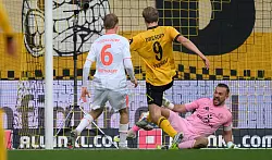 Vincent Vermeij (Dynamo Dresden, M) erzielt gegen Torwart Florian Kastenmeier (Fortuna Düsseldorf) und Tim Breithaupt (Fortuna Düsseldorf) das Tor zum 2:0. - © Robert Michael/dpa