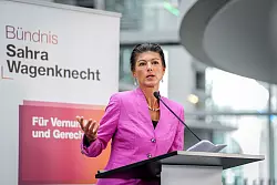Die BSW-Chefin Sahra Wagenknecht kritisiert die j&uuml;ngste Bundestagsrede von CDU-Chef Friedrich Merz zur Ukraine-Politik scharf. (Archivbild) - &copy; Kay Nietfeld/dpa