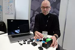 Mario Tomiak zeigt sein Paketsystem zum Platzsparen. - &copy; Christiane Oelrich/dpa