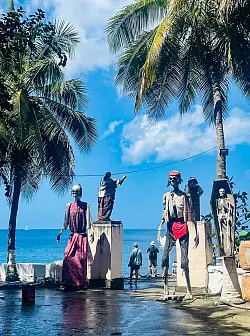 In der Wallilabou Bay auf St. Vincent sind noch allerlei Requisiten aus «Fluch der Karibik» erhalten. - © Edda Mittermayr/dpa-tmn