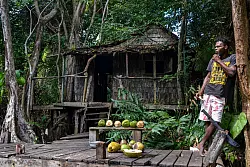 Ein Highlight auf Dominica: die verwunschene Hütte der Film-Hexe Calypso. - © Joachim Hauck/dpa-tmn
