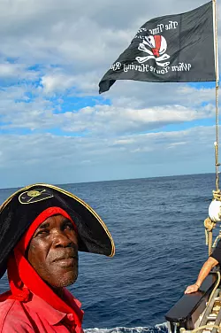 Waltie, ein Helfer von Film-Captain Sparrow, ist der Star der Piratenfahrt mit dem Schoner «Scaramouche». - © Joachim Hauck/dpa-tmn