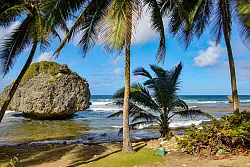Ein beliebtes Ausflugsziel auf Barbados: der Strand am Mushroom Rock, der an einen Pilz erinnert. - © Joachim Hauck/dpa-tmn