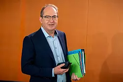 Zum ersten Mal wird die Statistik zur politisch motivierten Kriminalität von Bundesinnenminister Alexander Dobrindt (CSU) vorgestellt. Erhoben wurden die Daten dafür vor seinem Amtsantritt. (Archivfoto) - © Michael Kappeler/dpa