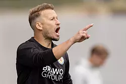 Ein Club-Idol an der Seitenlinie: Braunschweigs Trainer Marc Pfitzner - © Jürgen Kessler/dpa