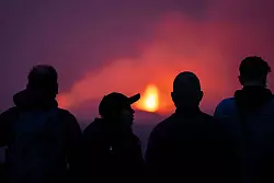 Zahlreiche Interessierte strömten in die Region, um das seltene Spektakel live zu erleben. (Archivbild) - © Marco di Marco/AP/dpa