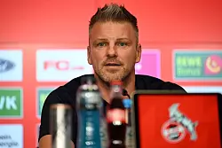 Lukas Kwasniok bei seiner Vorstellung als neuer Trainer beim 1. FC Köln - © Federico Gambarini/dpa