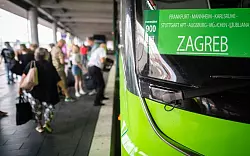 Ziel Zagreb: Wer mit dem Fernbus in Europa reist, statt zu fliegen, ist länger unterwegs aber zahlt meistens weniger. - © Christoph Schmidt/dpa/dpa-tmn