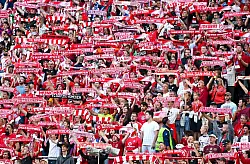 Die Bayern-Fans präsentierten ihre Fanschals. - © Sven Hoppe/dpa