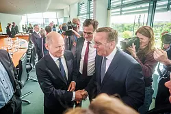 Der geschäftsführende Verteidigungsminister Boris Pistorius (r., SPD) dürfte auch dem nächsten Kabinett angehören. - © Michael Kappeler/dpa