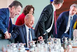 Der geschäftsführende Arbeitsminister Hubertus Heil (l., SPD) scheidet wahrscheinlich genauso aus der Regierung aus wie sein Chef Olaf Scholz. - © Michael Kappeler/dpa