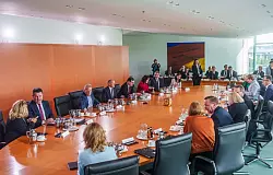 Mittwochs treffen sich die Ministerinnen und Minister mit dem Kanzler im Kabinettsaal des Bundeskanzleramts. - © Michael Kappeler/dpa
