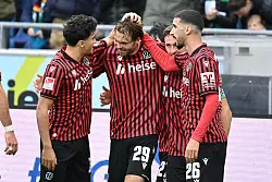 Hier hatte Hannover 96 noch Hoffnung: Kolja Oudenne (2.v.l) nach seinem Treffer zum 2:1 für 96. - © Swen Pförtner/dpa