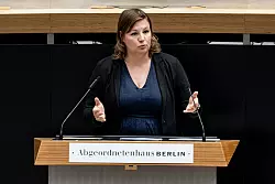 Gr&uuml;nen-Abgeordnete Antje Kapek setzt auf eine politische Debatte zu ihren Vorschl&auml;gen. (Archivbild) - &copy; Fabian Sommer/dpa