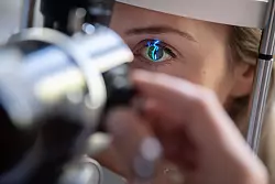 Stellt Augenarzt oder Optiker fest, dass man eine Brille mit mehr als 6 Dioptrien benötigt oder beträgt etwa das Sehvermögen 30 Prozent oder weniger, bekommt man einen Zuschuss zur Brille von der Krankenkasse. - © Marijan Murat/dpa/dpa-tmn