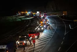 Hunderte Traktoren, Baufahrzeuge und Lkws blockieren das Kreuz der Bundesstra&szlig;en B303 und B279. - &copy; Pia Bayer/dpa