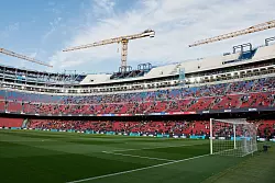 Noch müssen viele Plätze im legendären Camp Nou frei bleiben. - © Joan Monfort/AP/dpa