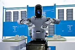 Chinas Roboterentwickler fokussieren sich auch auf Anwendungsfälle etwa in Fabriken. - © Johannes Neudecker/dpa