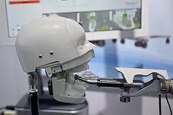 Roboter könnten in Zukunft auch an Zahnimplantaten arbeiten. - © Johannes Neudecker/dpa