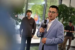 Liang Liang geht nicht davon aus, dass Roboter Menschen Arbeitsplätze streitig machen. - © Johannes Neudecker/dpa