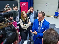 AfD- Chefin Tino Chrupalla im Gespräch mit Reportern am Rande des Gründungskongresses der neuen AfD-Jugendorganisation Generation Deutschland. - © Thomas Frey/dpa