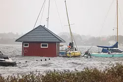 Das Wasser aus der Schlei &uuml;berschwemmt einen Bootshafen in Schleswig. - &copy; Frank Molter/dpa