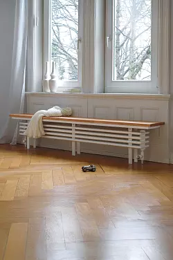 Kuscheliger Platz am Fenster - eine Heizung mit Sitzgelegenheit macht es möglich. - © Thomas Bach/Zehnder Group Deutschland GmbH, Lahr/BDH/dpa-tmn