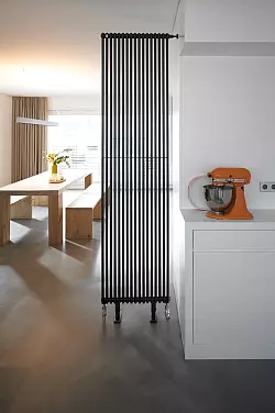 Mehr als nur eine Funktion: Heizkörper können auch als Raumtrenner dienen. - © Zehnder Group Deutschland GmbH, Lahr/BDH/dpa-tmn