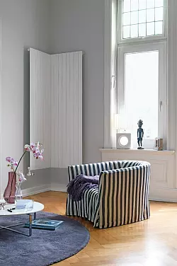 Geknickte Heizkörper passen perfekt in die Ecke. - © Thomas Bach/Zehnder Group Deutschland GmbH, Lahr/BDH/dpa-tmn