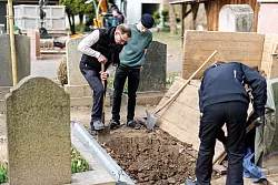 In manchen Regionen Deutschlands heben Bestatterinnen und Bestatter die Gr&auml;ber aus. Daher gibt es in M&uuml;nnerstadt auch einen Lehrfriedhof. - &copy; Daniel Karmann/dpa