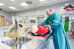 Im Hygieneraum &uuml;ben die Auszubildenden zusammen mit Dozenten an Leichen und Puppen unter anderem, wie sie tote K&ouml;rper f&uuml;r Aufbahrungen vorbereiten. - &copy; Daniel Karmann/dpa