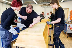 Alle Arbeitsschritte werden von Dozenten angeleitet. - &copy; Daniel Karmann/dpa