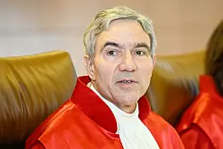 Gerichtspr&auml;sident Harbarth verk&uuml;ndet das Urteil. - &copy; Uwe Anspach/dpa