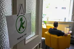 Offene T&uuml;ren, neue Perspektiven: Menschen mit Suizidgedanken m&ouml;chten nicht unbedingt sterben. Vielmehr wollen sie unter den gegebenen &ndash; oder von ihnen so erlebten &ndash; Umst&auml;nden nicht mehr weiterleben. Suizidalit&auml;t sollte man nicht totschweigen, sondern dar&uuml;ber reden. - &copy; Jens Kalaene/dpa/dpa-tmn