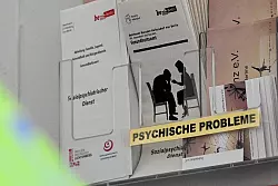 Es gibt viele Beratungs- und Unterst&uuml;tzungsangebote, die Betroffenen und besorgten Angeh&ouml;rigen helfen: am Telefon, online und pers&ouml;nlich. Im akuten Notfall aber gilt: 112 w&auml;hlen oder zur Klinik fahren. - &copy; Jens Kalaene/dpa/dpa-tmn