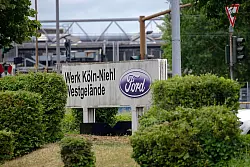 Ford-Logo an einem Werkstor des Autobauers, der in Köln noch große Flächen hat - obwohl er personell schon seit langem schrumpft. - © Henning Kaiser/dpa