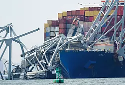 Das Containerschiff &laquo;Dali&raquo; hatte die vierspurige Autobr&uuml;cke gerammt und so zum Einsturz gebracht. - &copy; Steve Helber/AP/dpa