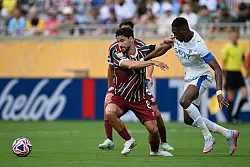 Matheus Martinelli (l) von Fluminense und Mohamed Kanno von Al Hilal im Zweikampf. - © Phelan M. Ebenhack/FR121174 AP/AP/dpa