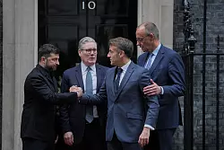 Gestern hatte Selenskyj (l-r) den britischen Premier Starmer, den französischen Präsidenten Macron und Kanzler Merz in London getroffen. - © Kin Cheung/AP/dpa