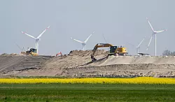 Die Landesschutzdeiche in Schleswig-Holstein werden zu sogenannten Klimadeichen ausgebaut. (Archivbild) - &copy; Marcus Brandt/dpa