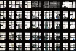 Mit dem Homeoffice-Trend stehen viele Büros leer, zugleich sind moderne Flächen gefragt. - © Andreas Arnold/dpa