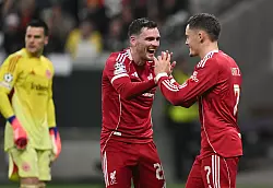 Florian Wirtz (r) freute sich mit Liverpool über gleich fünf Tore gegen Frankfurt. - © Arne Dedert/dpa