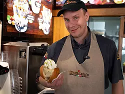 Ein leckerer Sommertrend: Eis in Brioche-Brötchen. - © Markus Lenhardt/dpa