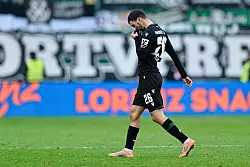 Hannovers Waniss Taibi flog vom Platz. - &copy; Uwe Anspach/dpa