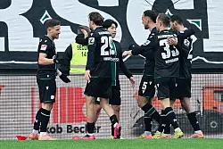 Enzo Leopold (l.) jubelte &uuml;ber sein Tor auf dem Betzenberg. - &copy; Uwe Anspach/dpa