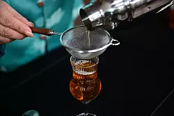 Deutschland hat im vergangenen Jahr rund 48.000 Tonnen Tee importiert und knapp 21.500 Tonnen ausgeführt. (Archivbild) - © Zhou Mu/XinHua/dpa